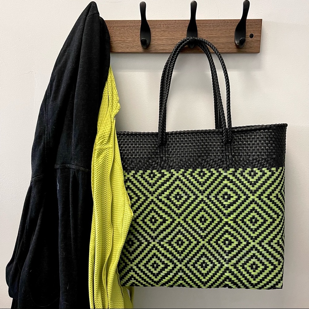 NWOT HANDWOVEN, SUSTAINABLE GREEN & BLACK MEDIUM SIZE TOTE BAG, MADE IN MEXICO